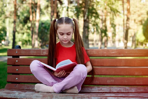 Retrato Linda Niña Pensativa Sentada Banco Madera Parque Con Libro —  Fotos de Stock