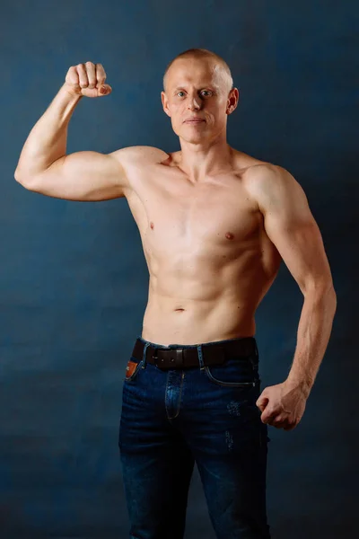 Portret Van Sterke Gezonde Knappe Athletic Man Fitness Model Spijkerbroek — Stockfoto