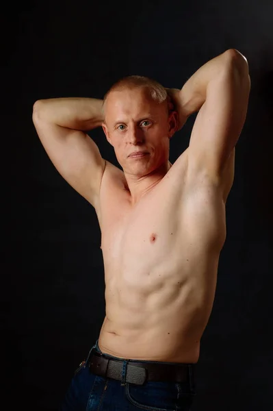 Atletische Man Bodybuilder Donkere Achtergrond Motivatie Lifestyle — Stockfoto