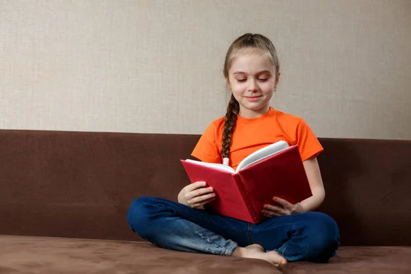 Kid Girl Czyta Książkę Kanapie Kształcenie Odległość — Zdjęcie stockowe