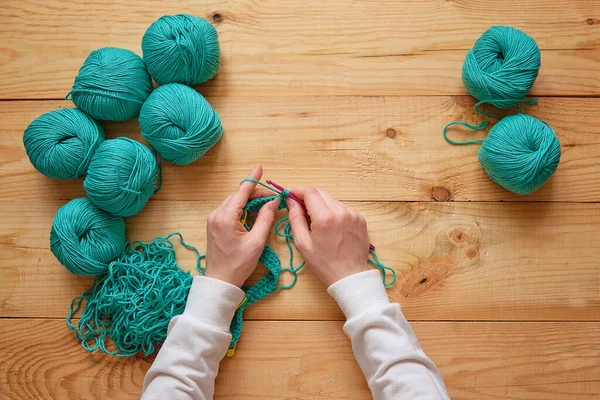 Mãos Femininas Presentes Artesanais Crochê Para Dia Especial Uma Mesa — Fotografia de Stock