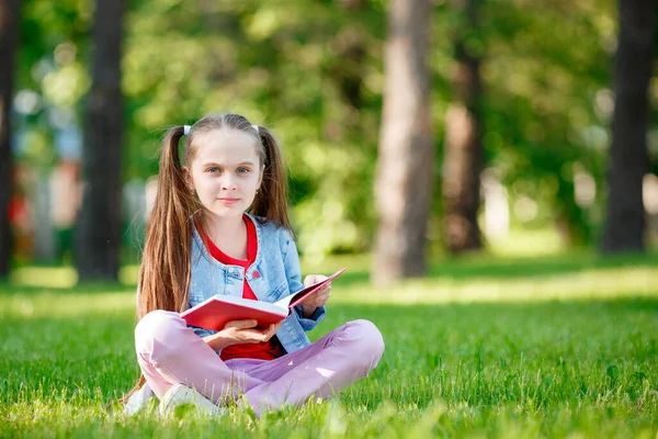 Kültéri Portré Egy Aranyos Kis Kaukázusi Kislány Olvasás Egy Könyvet — Stock Fotó