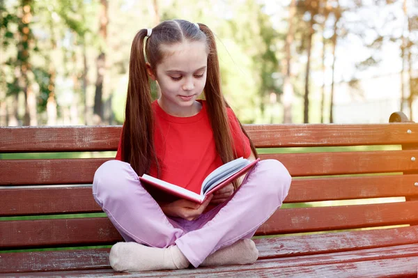 Retrato Linda Niña Pensativa Sentada Banco Madera Parque Con Libro — Foto de Stock