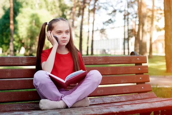 Kaukázusi Kölyök Lány Egy Örömteli Arc Tartó Mobiltelefon Hogy Egy — Stock Fotó