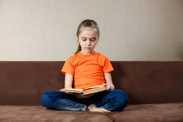 Adorável Menina Lendo Livro Sua Casa — Fotografia de Stock