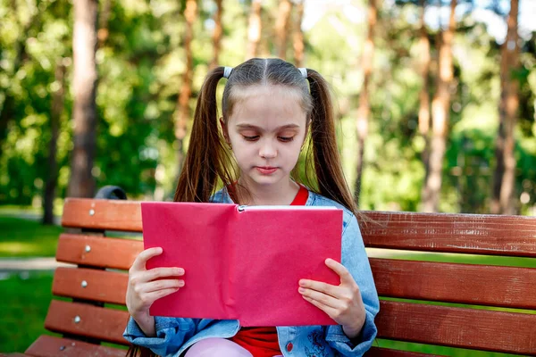 Una Adolescente Reflexiva Lee Interesante Libro Parque Sentado Banco — Foto de Stock