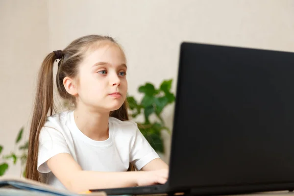 Schattig Klein Meisje Met Behulp Van Het Internet Een Laptop — Stockfoto