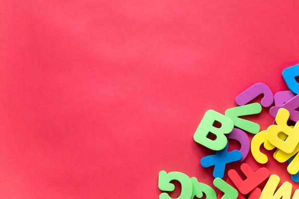 Letras Alfabeto Cores Diferentes Fundo Vermelho Estudo Alfabeto Abc Conceito — Fotografia de Stock