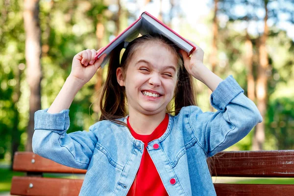 Vidám Mosolygós Tini Lány Könyvvel Fején Parkban Szórakozik Nézem Kamerát — Stock Fotó