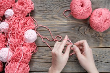 Elli kadın yün iplikten örgü örüyor. Üst Manzara. Kopyala, metin için boşluk