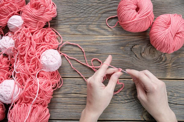 Kvinnlig Hobbystickning Början Processen Att Sticka Tröja För Kvinnor Pinkturkos — Stockfoto