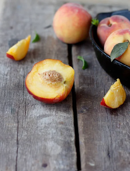 Fresh Juicy Group Sliced Peaches Leaves Cast Iron Frying Pan — Stock Photo, Image