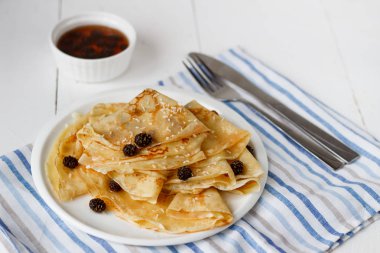 Hindistan cevizi cips ahşap yüzey üzerinde yuvarlak havuç pasta süslenmiş