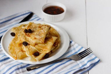 Hindistan cevizi cips ahşap yüzey üzerinde yuvarlak havuç pasta süslenmiş