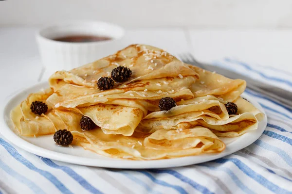 Hindistan cevizi cips ahşap yüzey üzerinde yuvarlak havuç pasta süslenmiş