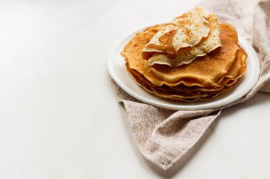 Buğday altın Maya krep veya beyaz bir tabak içinde krep elyaf