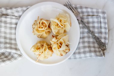 Krep doldurma etli beyaz bir plaka üzerinde bir çanta ile doldurulmuş