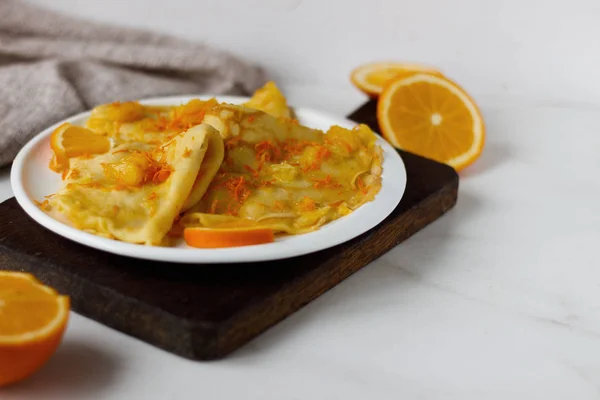 Geleneksel Fransız krep Suzette beyaz pla portakal soslu