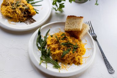 Roka ile omlet yumurta beyaz plaka üzerinde ekmek ile servis