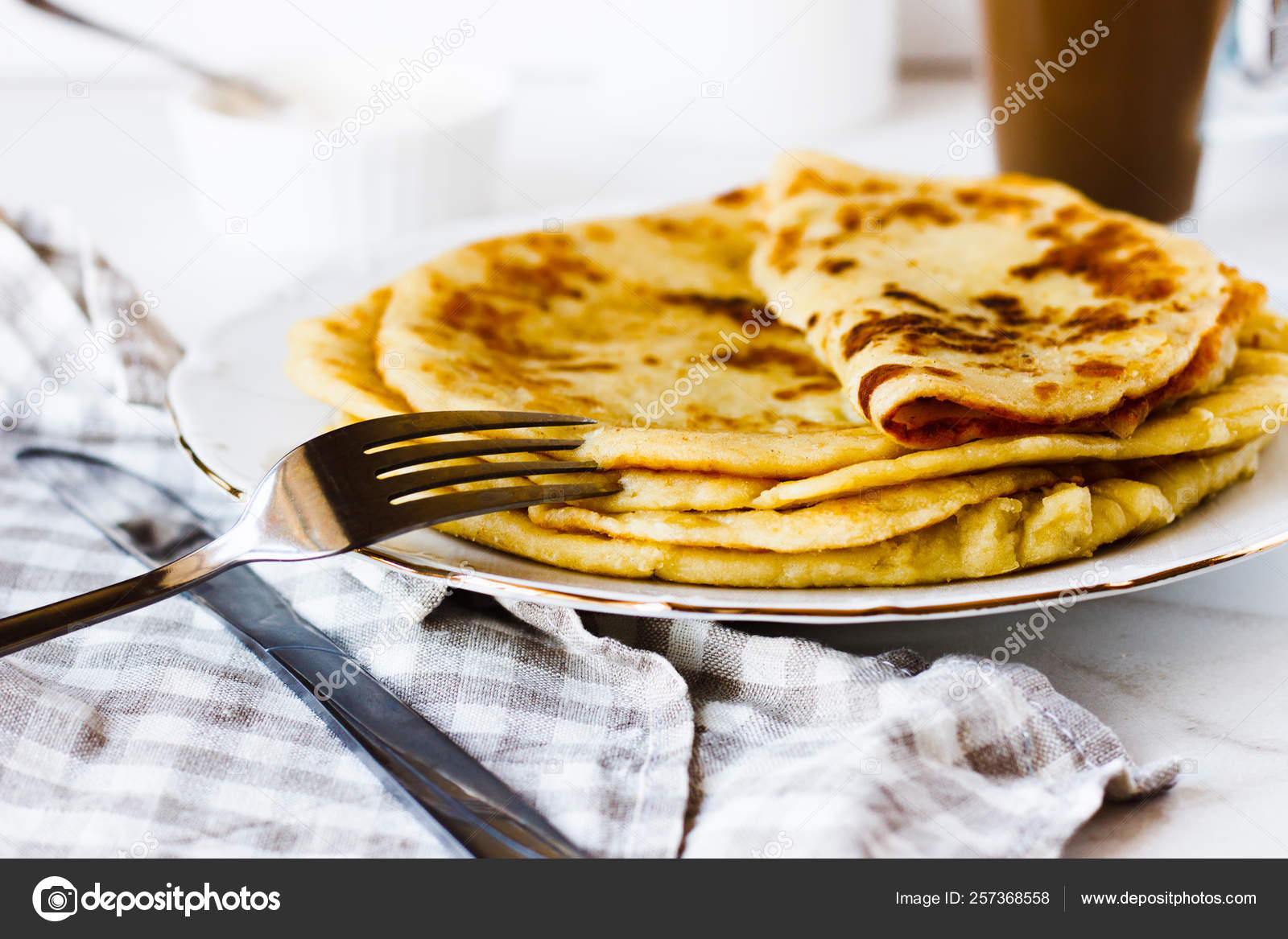 Norwegische Kartoffelpuffer lefse in einem weißen Teller auf dem Tisch ...