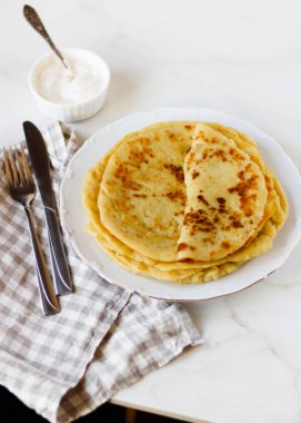 Norveç patates krep masanın üzerinde beyaz bir plaka lefse. 