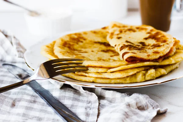 Norveç patates krep masanın üzerinde beyaz bir plaka lefse. 