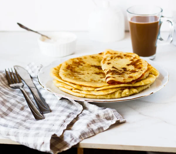 Norveç patates krep masanın üzerinde beyaz bir plaka lefse. 