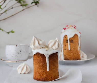 Kopya alanı ile tatil kahvaltı kavramı. Paskalya Ortodoks tatlı ekmek, beyaz bir arka planda Rus mutfağı Kulich. Boşluk Kopyala. 