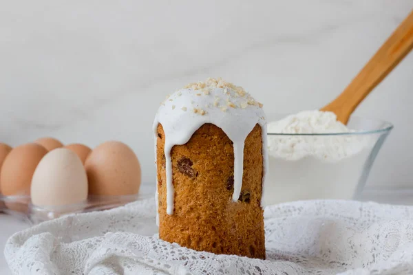 Kopya alanı ile tatil kahvaltı kavramı. Paskalya Ortodoks tatlı ekmek, beyaz bir arka planda Rus mutfağı Kulich. Boşluk Kopyala. 