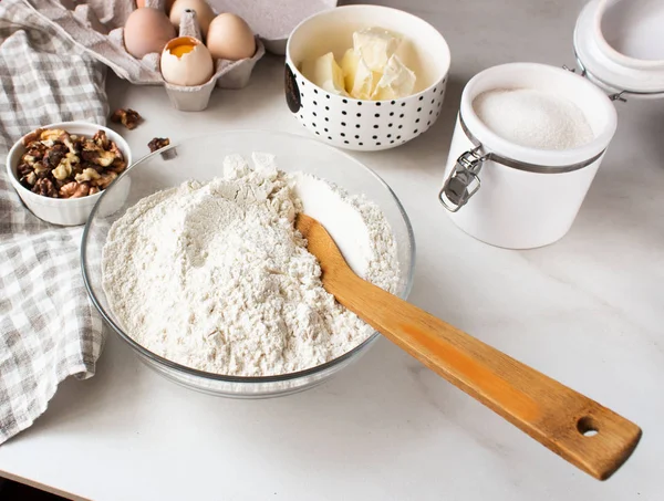 Pasta pişirmek için malzemeler. Yumurta, un, şeker ve çırpma, tereyağı fındık. 