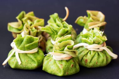 Koyu arkaplanda et dolu ıspanaklı krep..