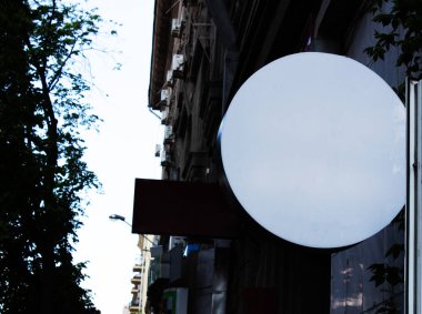  Tuğladan bir evin duvarındaki boş reklam panosu.