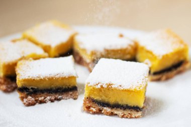 Haşhaş tohumu ve pudra şekerli limon kareleri. Seçici odak