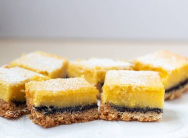 Haşhaş tohumu ve pudra şekerli limon kareleri. Seçici odak