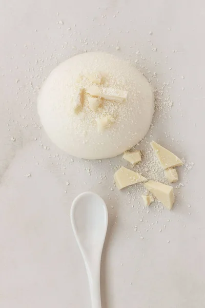 Köstliche Italienische Dessertpanna Cotta Mit Vollmilchschokolade Auf Weißem Hintergrund — Stockfoto