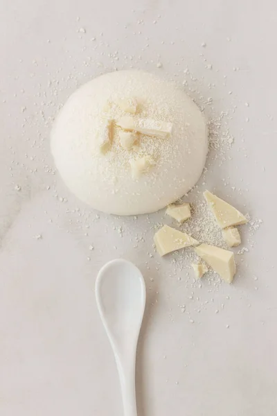 Lezzetli İtalyan tatlı panna cotta beyaz arka planda sütlü çikolata