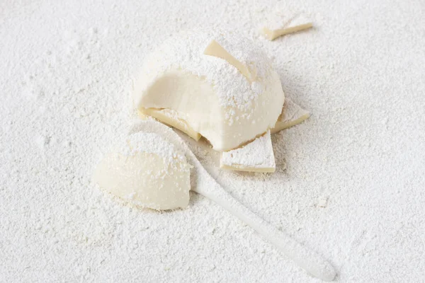 Köstliche Italienische Dessertpanna Cotta Mit Vollmilchschokolade Auf Weißem Hintergrund — Stockfoto