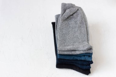 Beyaz arka planda bir yığın erkek çorabı