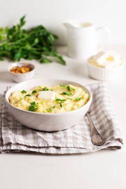 Beyaz arka planda ev yapımı haşlanmış patates püresi.