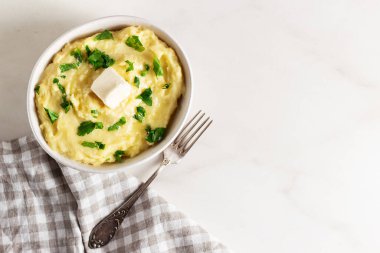 Ev yapımı patates püresi, haşlanmış püre, beyaz arka planda, kopyalama alanı