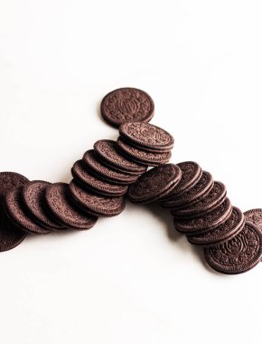 Beyaz arka planda kremalı çikolatalı sandviç kurabiyeleri.