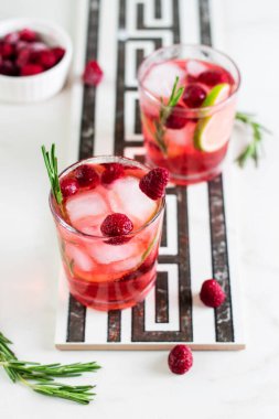 Biberiye, ahududu ve buzlu soğuk taze yaz limonatası.