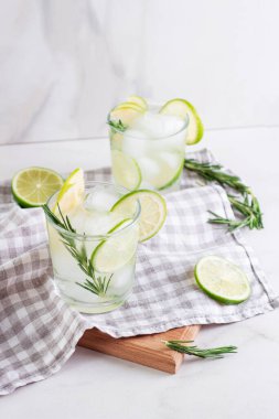 Limon, nane, biberiye ve bardakta buzlu soğuk yaz kokteyli.
