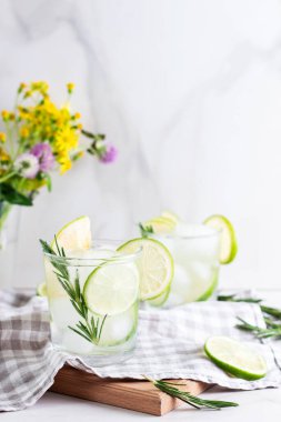 Limon, nane, biberiye ve bardakta buzlu soğuk yaz kokteyli.