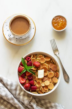 Beyaz arka planda çilekli ve nane yapraklı mini krep gevreği. Ekşi krema, reçel. Moda Yemek Kahvaltısı Konsepti.