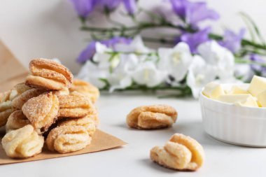 Süzme peynir ve şekerli kurabiye Kargalar ayak ve çiçekler beyaz