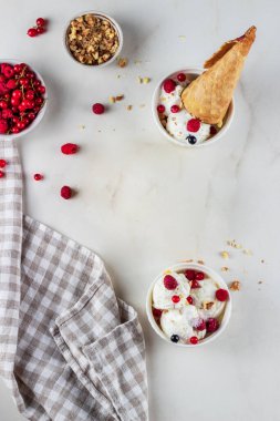 Ev yapımı vanilyalı dondurma, çilekli ve fındıklı.