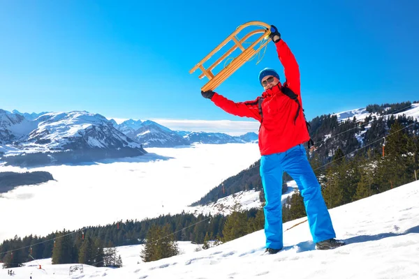 Genç Çekici Adam Sviçre Alpleri Nde Kış Tatili Sırasında Halletme — Stok fotoğraf