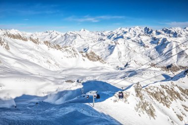Tonale, İtalya - 20 Ocak 2018 - çarpıcı kış panorama Tonale kayak merkezinde. Adamelo Buzulu, Italia, Avrupa'dan İtalyan Alpleri görünümünü. 