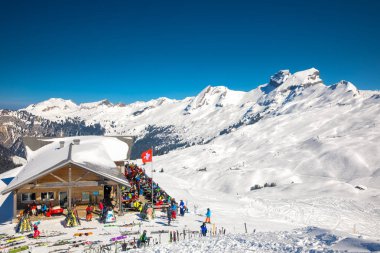 Hoch Ybrig, İsviçre - 24 Mart 2018 - güzel kış manzarası. Hoch Ybrig ski resort, İsviçre, Avrupa'nın taze kar ile kaplı dağ evi. 